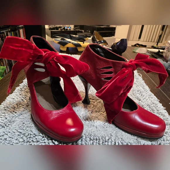 John Fluevog Red Velvet Bow Heels - Picture 3 of 12